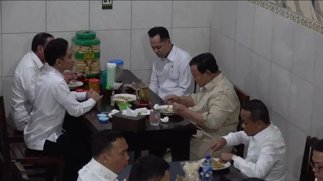 Momen Hangat Prabowo, Jokowi, dan Gibran Makan di Warung