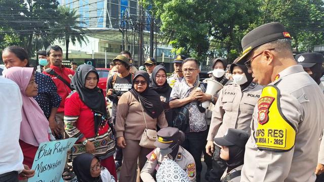 Pedagang Tolak Pindah ke Lenteng Agung