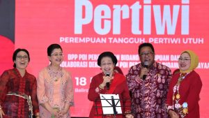 Ketum PDIP Megawati Bernyanyi