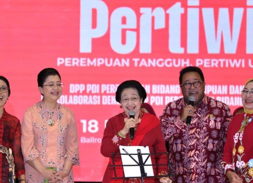 Ketum PDIP Megawati Bernyanyi