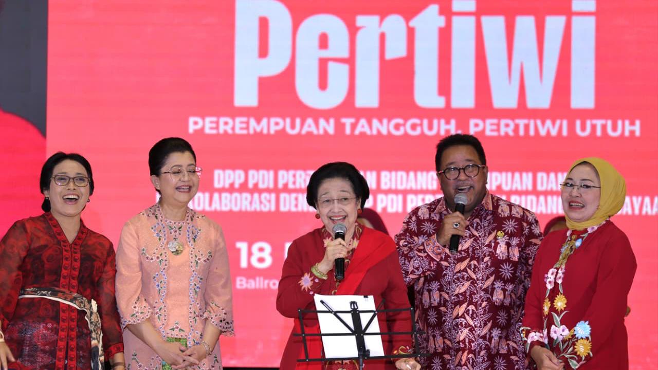 Ketum PDIP Megawati Bernyanyi
